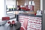 Posadzki przemysłowe w domu? Oto żywiczne posadzki epoksydowe w salonowej odsłonie